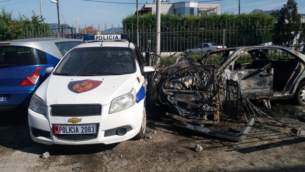 EMRI & FOTO GALERI/ Elbasan, përplaset me makinën e Policisë dhe shpërthen në flakë, viktima digjet brenda