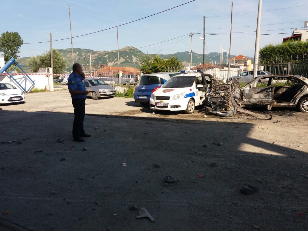 EMRI & FOTO GALERI/ Elbasan, përplaset me makinën e Policisë dhe shpërthen në flakë, viktima digjet brenda
