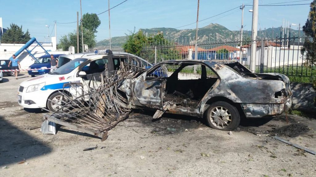 EMRI & FOTO GALERI/ Elbasan, përplaset me makinën e Policisë dhe shpërthen në flakë, viktima digjet brenda
