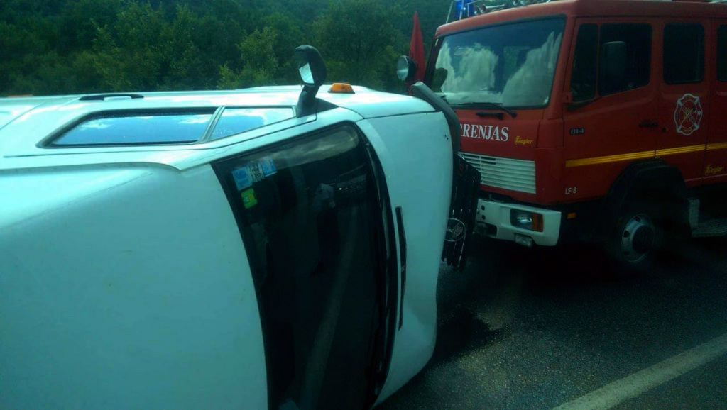 FOTO GALERI/ Aksident në aksin rrugor Librazhd – Përrenjas, përmbyset furgoni bllokohet trafiku