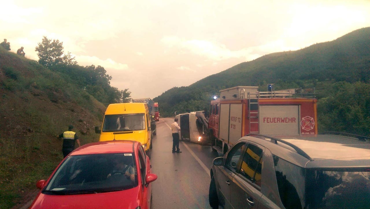 FOTO GALERI/ Aksident në aksin rrugor Librazhd – Përrenjas, përmbyset furgoni bllokohet trafiku