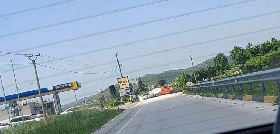 FOTO/ Peqin, furgoni i Postës përplaset me dy makina, bllokohet për disa minuta autostrada