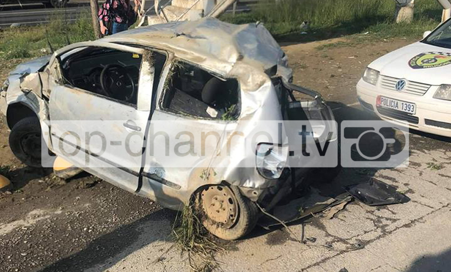 FOTO GALERI/ Aksident i fortë në autostradë, makina kthehet në një grusht hekurash