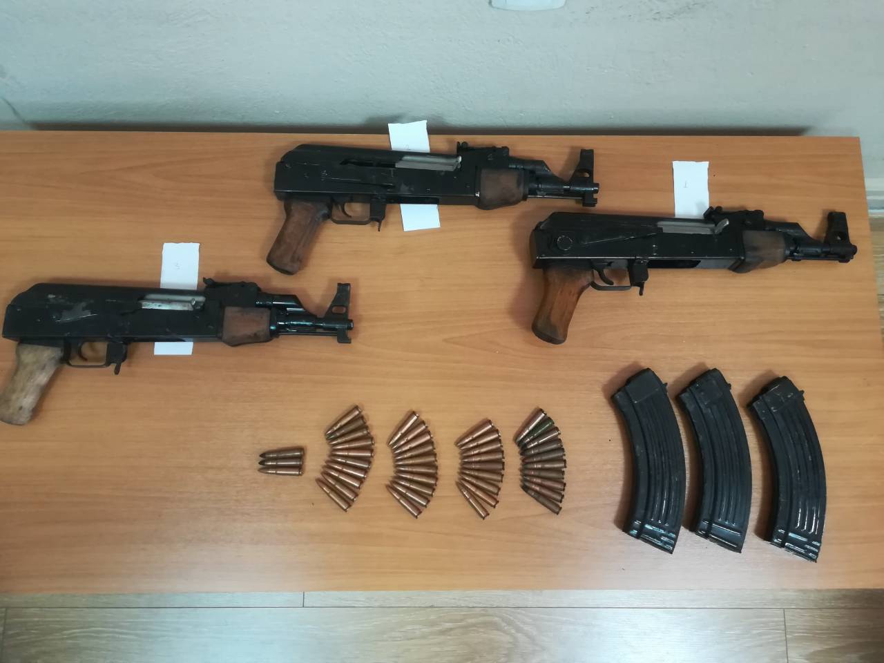 DETAJE/ Greqi, armë dhe heroinë, policia arreston 7 shqiptarë, mes tyre “shefin” e bandës