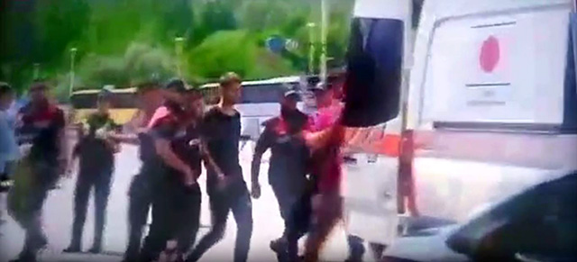 VIDEO/ Tiranë, përleshje me thika përballë Presidencës, dalin pamjet