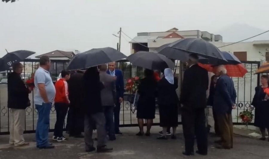 VIDEO GALERI/ Rama fut kortezhin e enveristëve në Varrezat e Dëshmorëve, u mbyll portën familjarëve të dëshmorit të rënë në kohën e ST-së