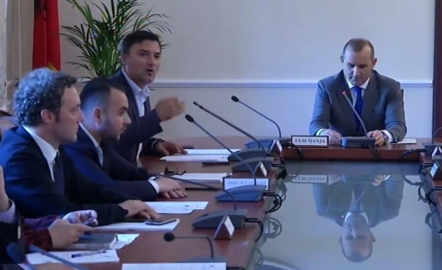 VIDEO/ Protestë edhe te Ligjet: Kush s’është përfshirë në krim, s’ka pse ta mbrojë Xhafajn