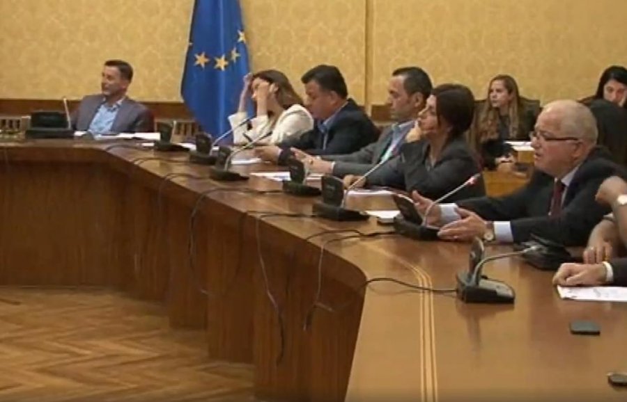 VIDEO/ Deputetë te PD-së në Komisionin e Ekonomisë: Dorëheqja e Xhafajt është morale, të shtunën bie qeveria