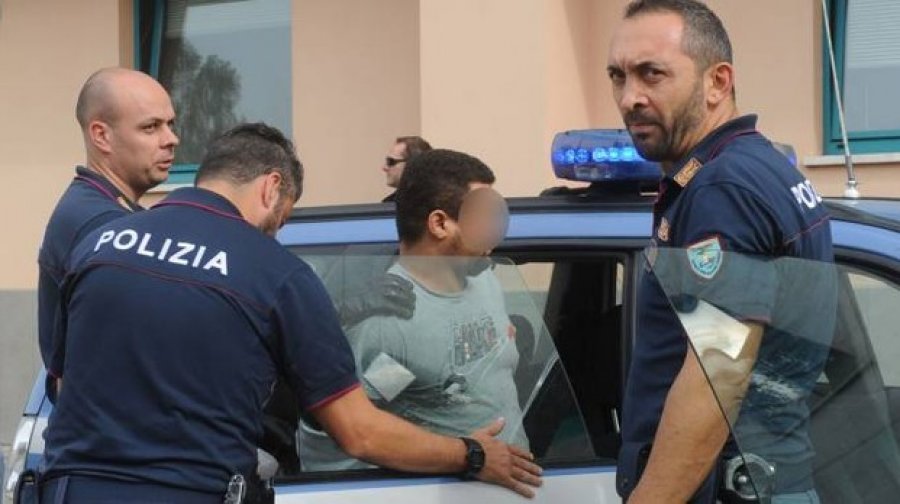 FOTO/ Itali, shqiptari ther me grykën e shishes ish-të dashurën