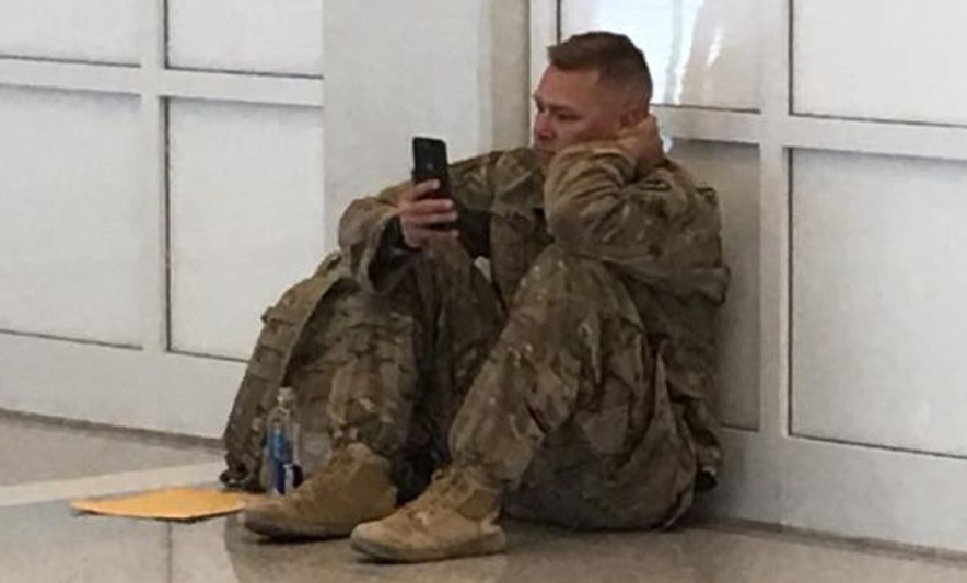 FOTO/ E vonon avioni, babai sheh lindjen e të bijës me FaceTime