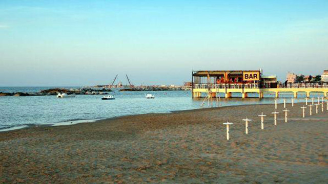 Kalon natën me të dashurin, gënjen prindërit dhe policinë se e përdhunuan në grup