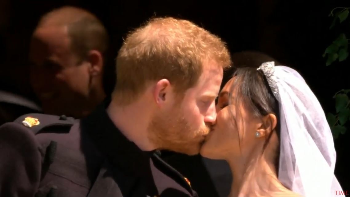 DASMA MBRETËRORE/ Harry dhe Meghan i thonë “po” njëri-tjetrit – Nusja hyn në kishë me fustan mahnitës, Princi: Dukesh fantastike!