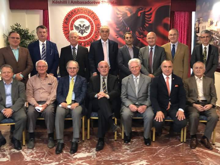 FOTO GALERI/ Ish-diplomatët shqiptarë themelojnë Këshillin e Ambasadorëve, ja kush u zgjodh President