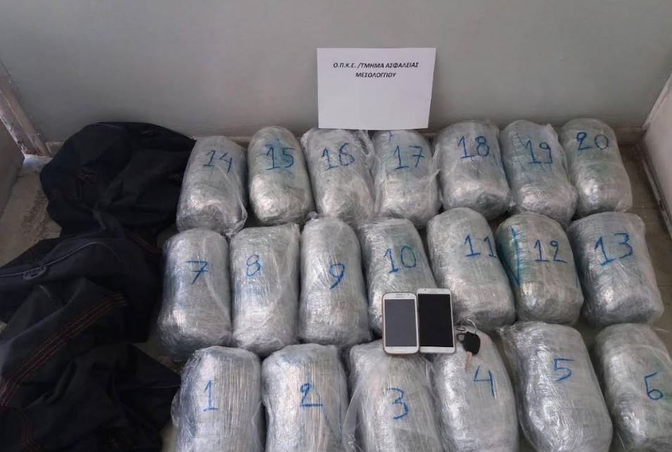 EMRAT/ Tre të arrestuar te “Tre Urat”, u kapën në makinë me 43 kg drogë