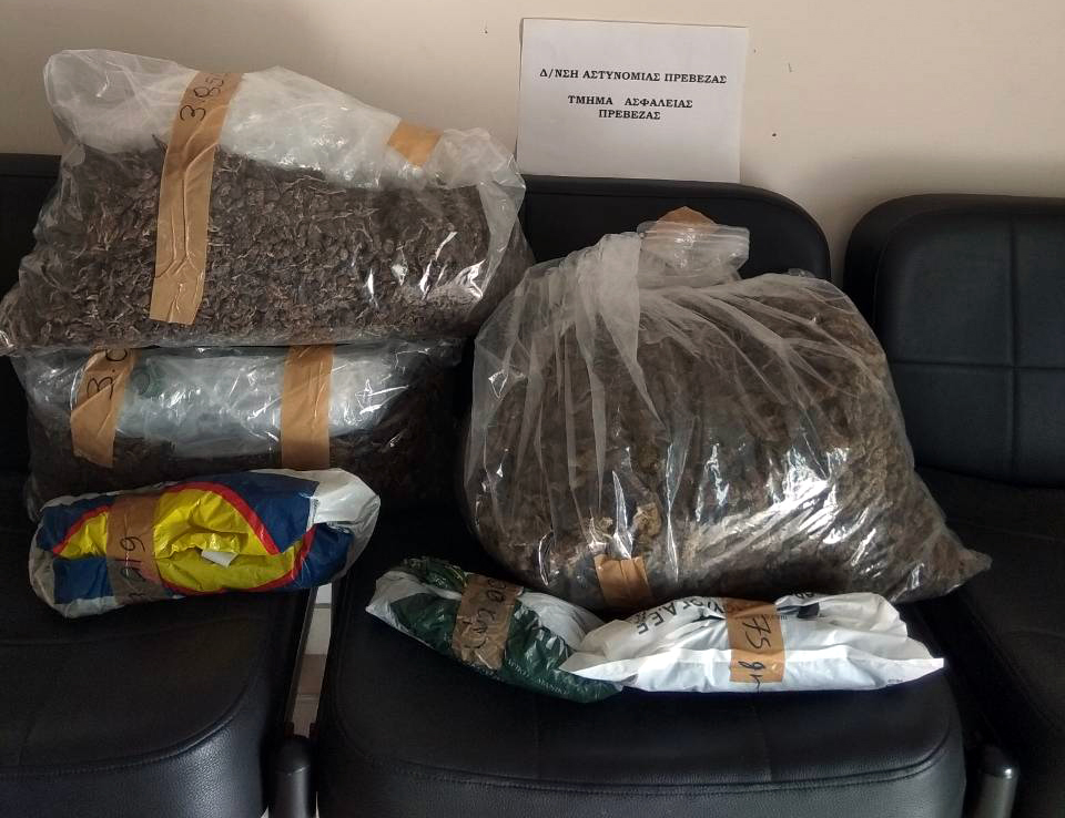 FOTO/ Greqi, aksion antidroge, pranga çiftit shqiptar – Ja çfarë iu gjet në banesë