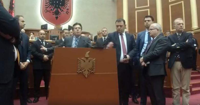 VIDEO GALERI/ Gramozi në hall të madh, Paloka pyet “pse nuk e kap ligji Antimafia, Xhafajn”, Ruçi mbyll përsëri seancën