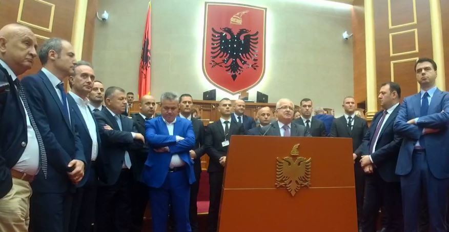 Opozita nuk e lëshon foltoren, Gramoz Ruçi ndërpret përsëri seancën