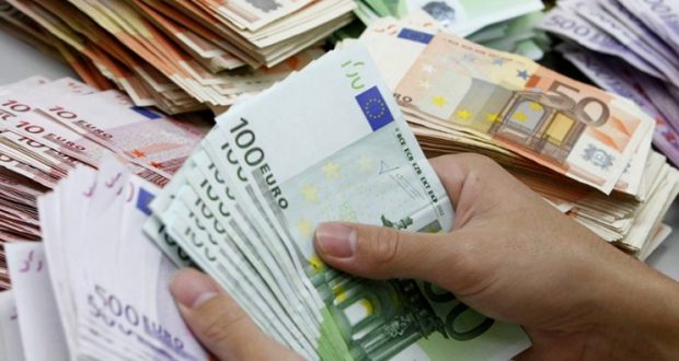 Flasin ekspertët: Euro në pikiatë, kriza nga futja në treg e parave të pista