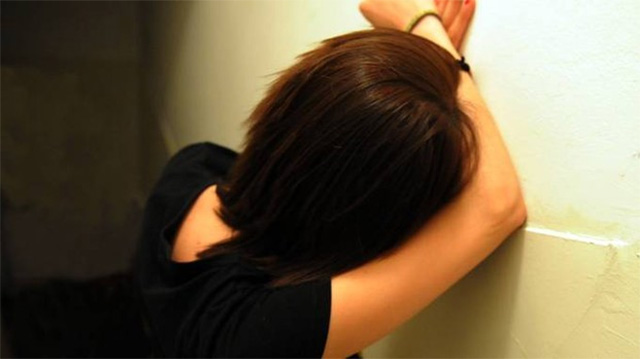 Itali, historia e rëndë e shqiptares: Gjyshërit i mësonin fëmijët të më godisnin me gurë, burri më përdhunoi kur isha sëmurë