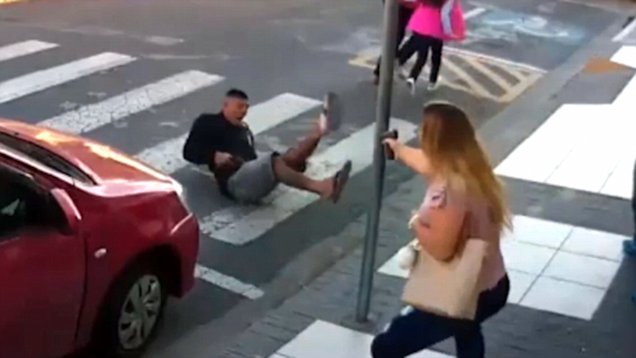 VIDEO/ I armatosuri tenton të vjedhë fëmijët në shkollë, shihni pamjet si një nënë e vret