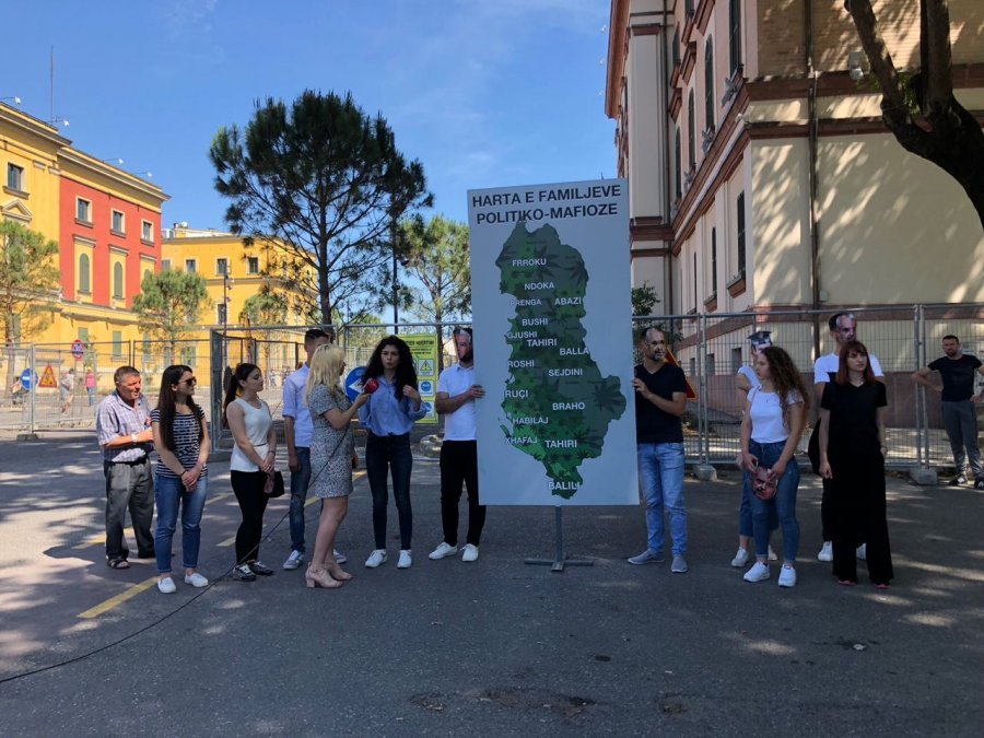 PROTESTA & VIDEO/ Simboli i radhës mbërrin në shesh – Harta e familjeve mafioze…
