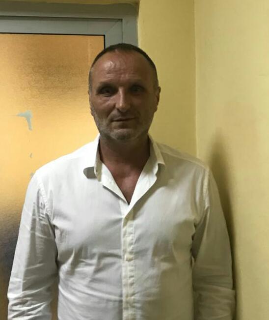 FOTO/Dalin pamjet e Izet Haxhisë në komisariatin e Rinasit