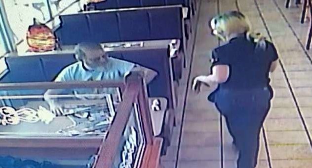 VIDEO/I moshuari godet kamarieren nga mbrapa,rrezikon burgun