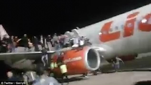 VIDEO/Kaos dhe panik në avion,pasagjerët ‘fluturojnë’ nga krahët e avionit