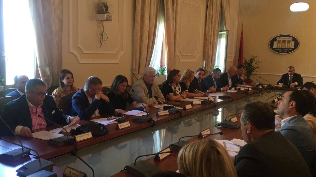 REPLIKAT/ Çështja “Xhafaj” shkakton sherr te “Ligjet”, deputetët e PD i sulen Manjës: Je bërë karagjoz si Gramoz Ruçi