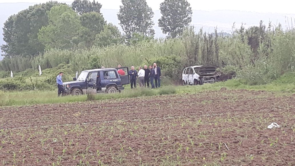 U vra, pastaj e dogjën brenda makinës