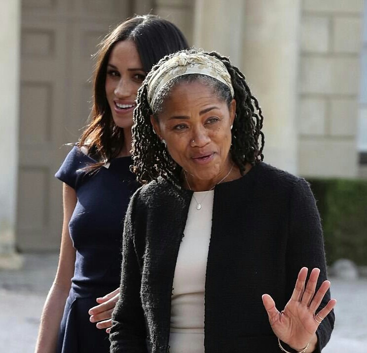 E vutë re që nëna e Meghan u ul në rreshtin e dytë?Flasin ekspertët…