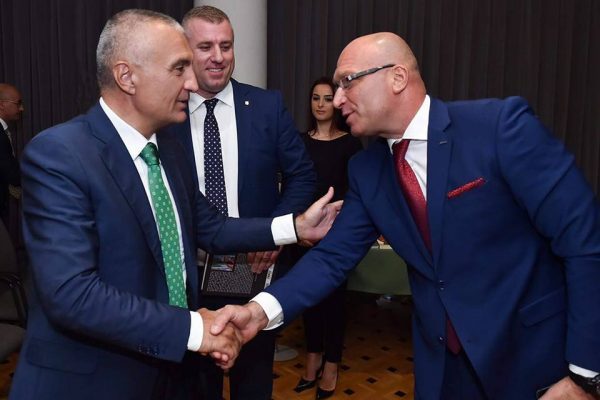 Ish-ministrit të Brendshëm i akordohet titulli “Mjeshtër i madh” nga presidenti i Republikës