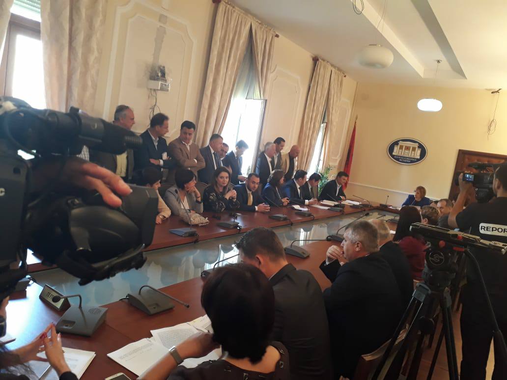 FOTO/ Ironizon PD: Çështja më e rëndësishme, Nënkomisioni i të Drejtave të Njeriut të gjej “të zhdukurin” Fatmir Xhafaj