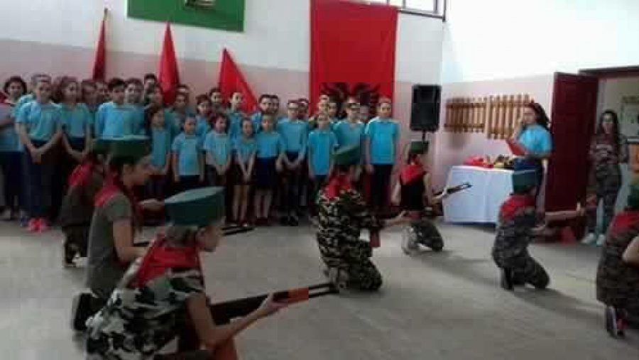 FOTO SKANDAL/ Lindita Nikolla “armatos” nxënësit e 9-vjeçares