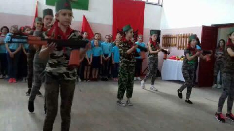 FOTO SKANDAL/ Lindita Nikolla “armatos” nxënësit e 9-vjeçares