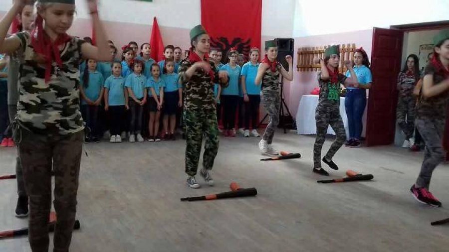 FOTO SKANDAL/ Lindita Nikolla “armatos” nxënësit e 9-vjeçares