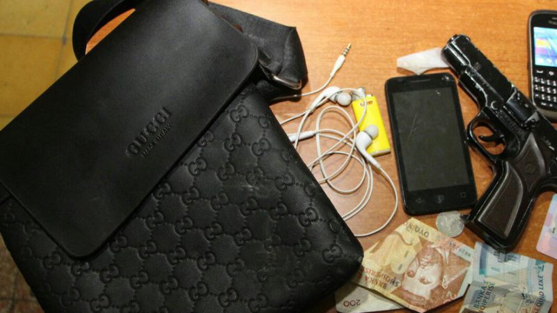 FOTO/ Elbasan, pistoletë lodër dhe hashash, adoleshenti në kërkim nga policia