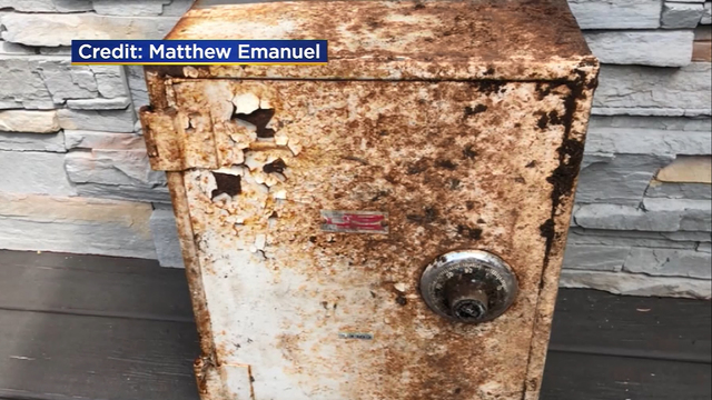 FOTO/ Prej vitesh në oborrin e shtëpisë, kasaforta e ndryshkur fshihte një pasuri të pabesueshme