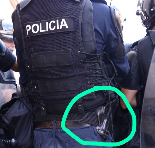 FOTO SKANDAL/ Polici në protestë i pajisur me armë zjarri