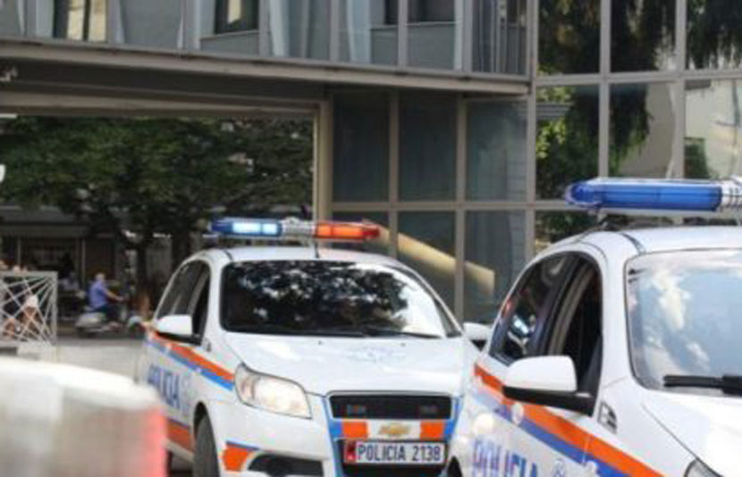 Kanos fqinjin me armë gjahu: Pse e sheh gruan time