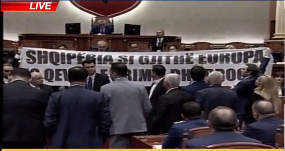 VIDEO/ Ruçi i pret fjalën Bashës, ndërpret edhe seancën e Kuvendit