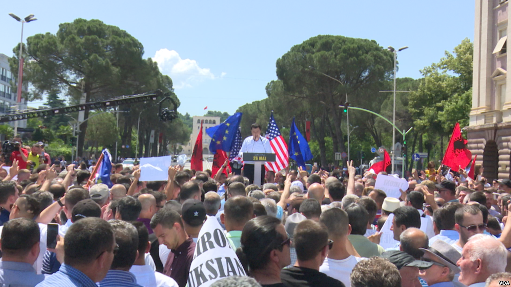 Mediat ndërkombëtare jehonë protestës së opozitës: Rama ik, Xhafaj ik!