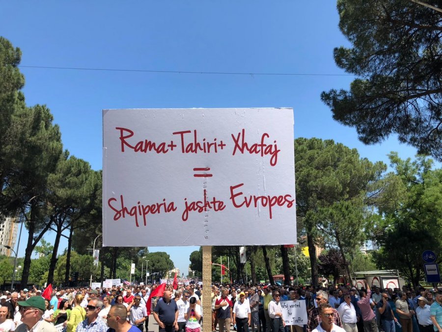 VIDEO/ Tensionohet situata te ministria e Brendshme, Fatmri Xhafaj braktis zyrën