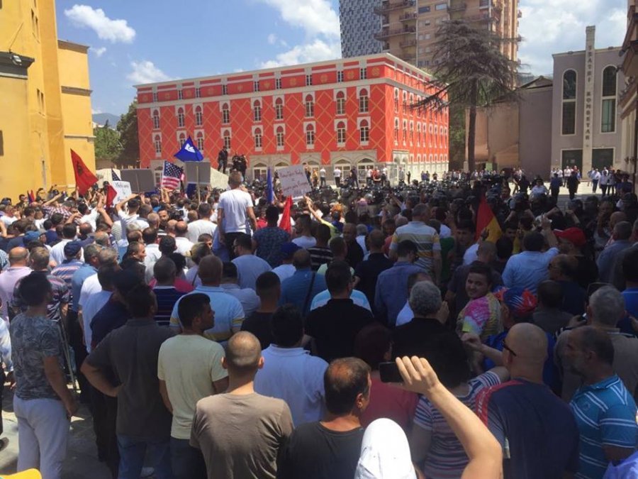 VIDEO/ Tensionohet situata te ministria e Brendshme, Fatmri Xhafaj braktis zyrën