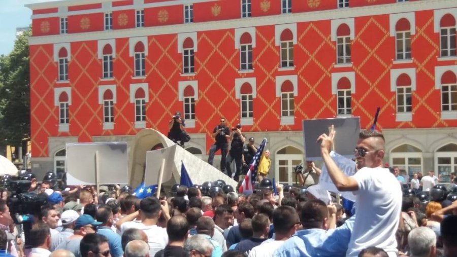 Protestuesit nuk tërhiqen, vazhdon rrethimi i ministrisë së Brendshme: Eja mbudhuni këtu…, këtu…!