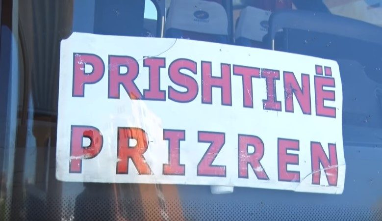 Autobusat turistikë detyrohen të paguajnë taksë për të hyrë në zonën e plazhit