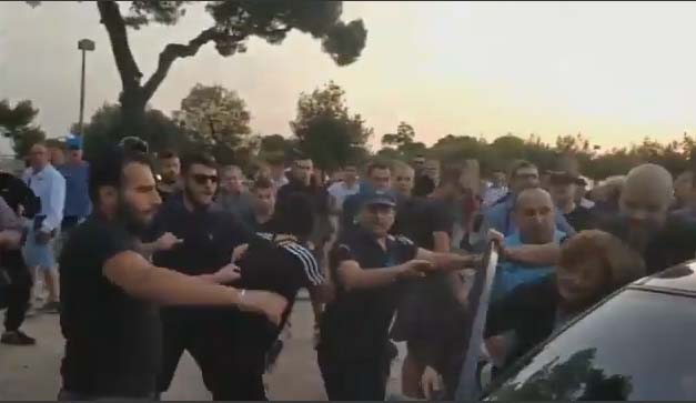 VIDEO/Goditet në publik kreu i bashkisë së Selanikut