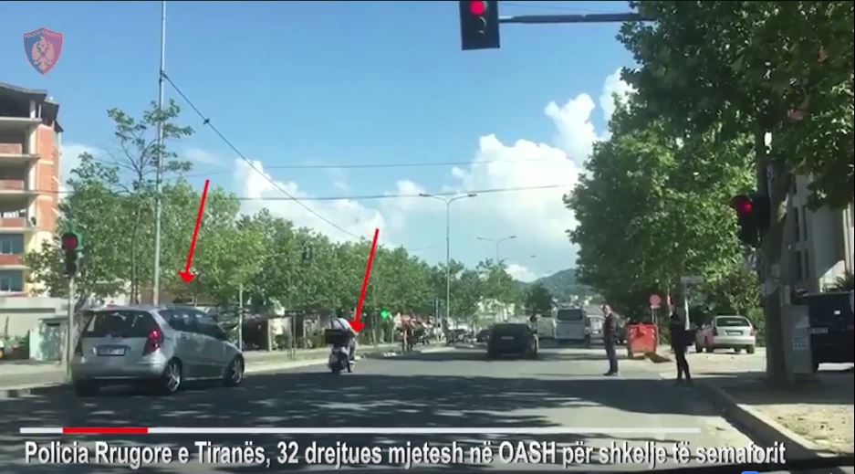VIDEO/ Tiranë, ndëshkohen nga policia shoferë të dehur dhe në semafor të kuq