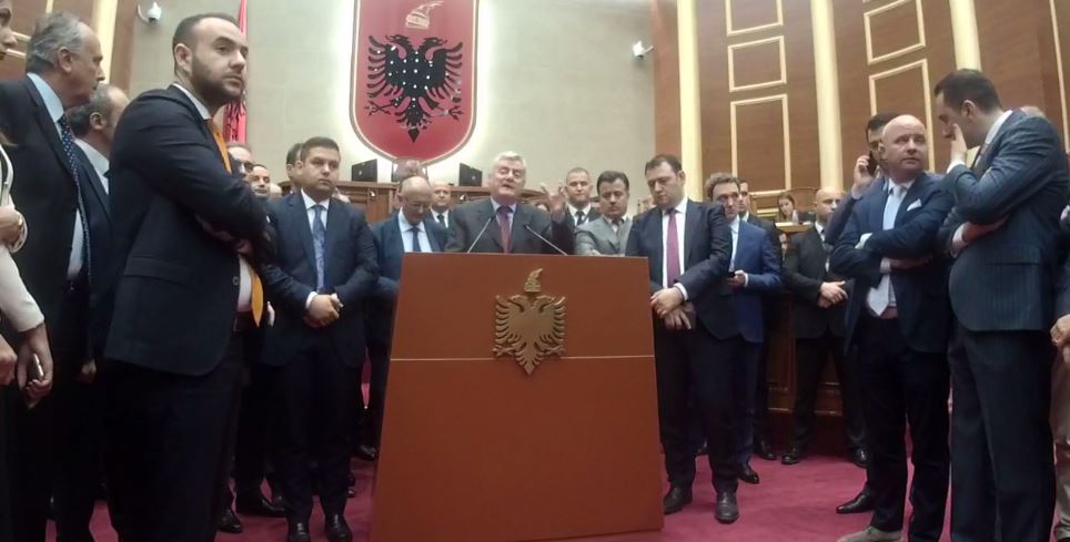 VIDEO/ Ruçit i ikën seancë “për lesh” – Opozita proteston, mazhoranca voton
