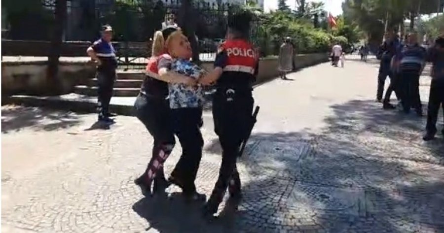 VIDEO/ Çfarë po ndodh para kryeministrisë…?!  Policia shoqëron një grua: Na shau